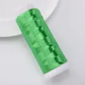 Bobine de fil à broder en polyester vert gazon avec une finition soyeuse et brillante - Vert fruit