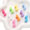 Set mit 8 bunten Acryl-Zahlenperlen Nummer 1 für DIY Armbänder und Schmuckherstellung - Zahl 1 / 5 Stück/Packung (ca. 11 mm B x 23 mm H) / Zufällige Mischfarben