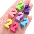 Bunte Acrylperlen Zahl 2 für DIY-Schmuckherstellung auf einer Hand als Größenreferenz - Zahl 2 / 5 Stück/Packung (ca. 14 mm B x 22 mm H) / Zufällige Mischfarben