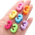 Bunte Acryl-Clips in Form der Nummer Drei für DIY-Schmuck und Strickmarkierer - Zahl 3 / 5 Stück/Packung (ca. 14 mm B x 22 mm H) / Zufällige Mischfarben