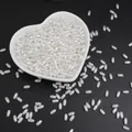 Perle di riso ovali in ABS bianco lucido in un vassoio a cuore per gioielli fai da te - Perline di conteria / 3x6mm (100 Pezzi/Confezione) / Bianco