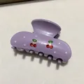 Primer plano de pinza para el pelo lavanda con cerezas de strass rojos y hojas verdes - Morado