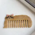 Detail van schattige kat haarkam van bruin marmerhars met brede tanden voor haar - camel
