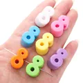 Perline colorate in acrilico numero 8 per gioielli fai-da-te, mostrate sulla mano - Numero 8 / 5 pezzi/confezione (circa 14 mm L x 23 mm A) / Colori Misti Casuali