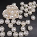 Perle in finta ABS color crema su sfondo nero con un vassoio a forma di cuore - Perline rotonde / 22mm (5 Pezzi/Confezione) / Beige