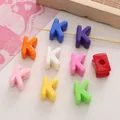 Perline colorate in acrilico lettera K con foro centrale per gioielli e braccialetti DIY - Lettera K / 10 pezzi/confezione (circa 14-21 mm L x 20-21 mm A) / Colori Misti Casuali