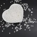 Perline rotonde bianche in finta perla ABS in una ciotola a cuore per gioielli fai-da-te - Perline rotonde / 4mm (300 Pezzi/Confezione) / Bianco