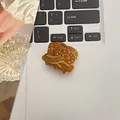 Pince à cheveux en acétate ambre avec motif tortue et accents de lignes dorées ondulées - 4*3cm