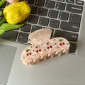 Haarklammer aus pinkem Acetat mit Kirschmotiv aus Kristallen auf Laptop-Tastatur - 8x4cm / Rosa Kirsche