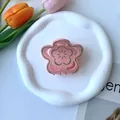 Detail of pink and green acetate flower hair claw clip on white ceramic plate - 7.5*5cm / Five-Petal Pink