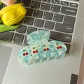 Hellblaue Haarklammer aus Acetat mit Kirsch-Strasssteinen auf einer Laptoptastatur - 8x4cm / Blau Kirsche