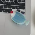 Pince à cheveux design boisson gazeuse bleue avec crème et cerise sur un clavier - Glace Bleue