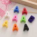 Perline colorate in acrilico lettera A con foro grande per creazione gioielli e bracciali - Lettera A / 10 pezzi/confezione (circa 14-21 mm L x 20-21 mm A) / Colori Misti Casuali