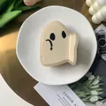 Dettaglio di un fermaglio per capelli a forma di fantasma su un vassoio decorativo - Pinza per Capelli Fantasma