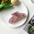 Vista dettagliata del fermaglio per capelli da 9 cm in marmo viola con decori floreali - Floreale Rosa Viola