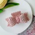 Rosa-weiß karierte Schleifen-Haarklammer mit kleinen Strasssteinen auf weißem Teller - Herz-Dekor / Rosa Kariert