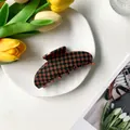 Dettaglio della pinza per capelli 9cm in acetato con motivo a scacchi arancione e nero - Rame Retrò