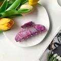 Dettaglio della grande molletta per capelli in acetato di cellulosa marmorizzato viola - Marmo Viola