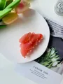 Eleganter korallenfarbener Schmetterlings-Haarclip mit Marmorstruktur auf weißem Tablett - Wasserwelle Rot