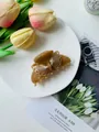 Eleganter Schmetterling Haarklammer mit bernsteinfarbener Marmortextur auf weißem Teller - Hellkaffee Blumig