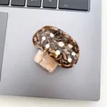 Dettaglio della pinza per capelli a fungo con trama ambra marmorizzata e pois su un laptop - 5*4,5cm / Fungo Marrone