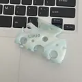 Pinza per capelli in acetato azzurro con trama marmorizzata e design a onde traforate - Azzurro