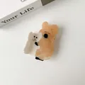 Dettaglio del fermaglio per capelli quokka in acetato con texture marmorizzata e denti - Forma Koala Genitore-figlio - Marmo Arancione / Arancione
