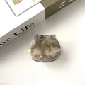 Dettaglio del fermaglio per capelli a forma di gatto in acetato con venature marmoree e oro - Grigio