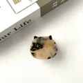 Dettaglio di un simpatico fermaglio per capelli a gatto con motivo tartarugato in acetato - Tartarugato Chiaro