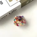 Dettaglio macro di un fermaglio per capelli a gatto in acetato con fiori colorati - Colorato