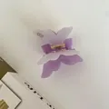 Dettaglio del fermaglio a farfalla in acetato viola e bianco con molla in oro - Viola E Bianco
