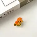 Macroshot van een mini zeepaardje haarklem gemaakt van glanzend acetaat materiaal - Klein Zeepaardje / 2cm