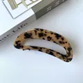 Dettaglio ravvicinato della pinza per capelli tartarugata con finitura lucida e vuota - 12.5CM / Tartarugato Beige