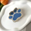 Detalle de la pinza para el cabello con garra de gato en beige y azul sobre bandeja - Pata de Gato Beige y Azul / Beige Azul