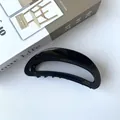 Dettaglio della pinza per capelli in acetato nero lucido con scritte dorate - 12.5CM / Nero
