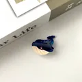 Vue de dessus d'une jolie pince à cheveux baleine bleue et beige en acétate sur fond style - Baleine Bleue / 2cm