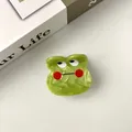 Détail macro d'une pince à cheveux grenouille en acétate vert avec texture marbrée - Moyen / Petit Monstre Vert