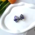 Detalle de pinza para el pelo vintage con lazo de acetato y textura de mármol púrpura - Clip de Pico de Pato Gris Púrpura