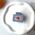 Pinza per capelli quadrata in acetato azzurro con carattere Mahjong Zhong rosso su vassoio - Blu Chiaro Rosso Zhong