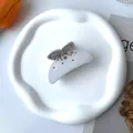 Vue détaillée d'une pince à cheveux mate avec un papillon en strass étincelant - Blanc