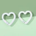 Coppia di moschettoni bianchi a forma di cuore con finitura laccata opaca - 21x22mm / Bianco