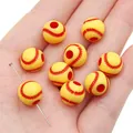 Handgemaakte gele acryl honkbal kralen met rode stiksels voor doe-het-zelf sieraden - Gele Honkbal / Ongeveer 12mm (30 Stuks/Verpakking)