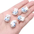 Perline gatto in ceramica bianca e blu a mano che mostrano dimensioni per gioielli - Gatto Blu / 16x22mm