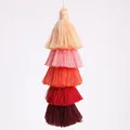 Macro-opname van 5-laags kwastjes met warm kleurverloop van zijdeachtig polyester - Oranje Roze Rood Gradiënt