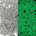Leuchtende Acryl Alphabet Perlen mit schwarzen Buchstaben für DIY Armbänder und Ketten - Leuchtende Weiße Schwarze Buchstaben Flache Perle / 100 Stück/Packung (4x7mm)