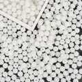 Perles DIY beige texturées avec trou central pour accessoires de bijoux et coiffure - Texture de Myrique / Diamètre 10mm (100 Pièces/Pack) / Blanc
