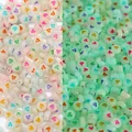 Leuchtende Acrylperlen mit Herzmotiv zeigen Tagesfarben und neonfarbenes Leuchten im Dunkeln - Leuchtende Weiße Farbige Herz Flache Perle / 100 Stück/Packung (4x7mm)