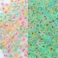 Leuchtende Acrylperlen mit Buchstaben für DIY Schmuckherstellung bei Tag und Nacht Ansicht - Leuchtende Weiße Farbige Buchstaben Flache Perle / 100 Stück/Packung (4x7mm)