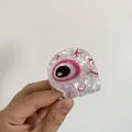 Dettaglio molletta a occhio in marmo bianco con iride rosa e vene rosse per Halloween - Occhio Rosa