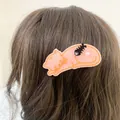 Rosa Katzen-Acryl-Haarspange mit Fischgräte und Perle auf braunem Haar getragen - Rosa
